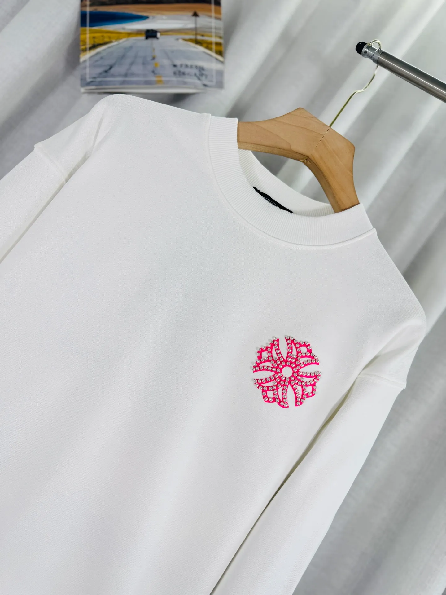 P260 top version, real shot without P, ​​different from market currency) 𝗖𝗵𝗿𝗼𝗺𝗲 𝗛𝗲𝗮𝗿𝘁𝘀/Cro Heart 2025 Reflective Embroidered Beads Compass Embroidered Autumn and Winter New Original Counter American Laser Burnt 3D Pearl Embroidered Couple Casual Sweater 👑The highest version! Customized fabric 420g tripe terry fabric! American acid-washed and distressed original fabric laser burnt ✟appliqué embroidery and exquisite embroidery of letters! The best-selling model in the counter, very comfortable to wear. Accessories: original molded and authenticated collar label➕100% silk wash label. Genuine purchase-grade original hangtag➕matching hanging rope➕3D hanging beads➕original packaging bag. Craftsmanship: The original version has consistent wiring! The highest version of the armhole matching technique! Color: Black White Size: S M L XL Style No.: 9319